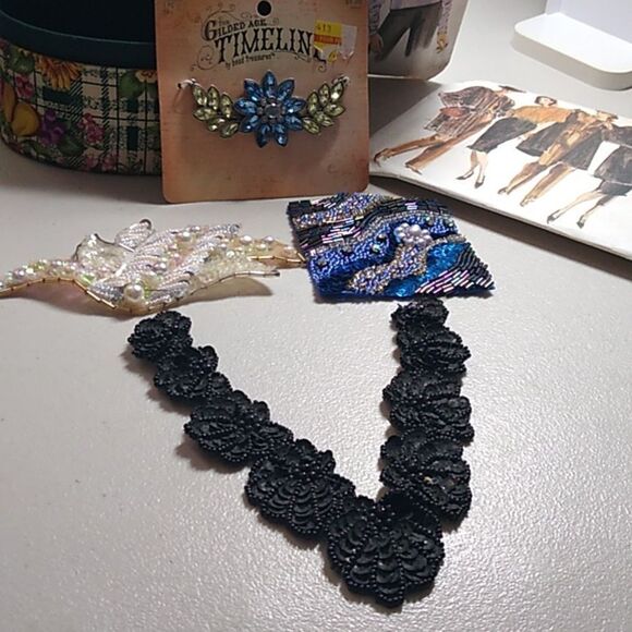 Vogue Pattern Set with Floral Box Four Beaded Applique Embellishments - Picture 9 of 9